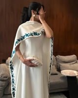 فستان أبيض مع وشاح من سكر Sukar