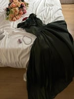 فستان زمردة الكلاسيك من سكر Sukar