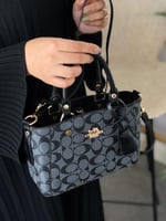 شنطة يد نسائية كوتش منقوشة - حجم متوسط بـ 4 ألوان...