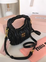 شنطة يد نسائية متوسطة الحجم متعددة الألوان - تصميم...