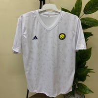 طقم ابيض نادي النصر 2026 بكسرات رمادية تيشيرت وشور...