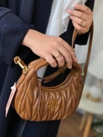 شنطة يد نسائية متوسطة الحجم متعددة الألوان - تصميم...