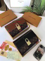 شنطة يد نسائية لويس فيتون صغيرة - بتفصيل قفل ذهبي