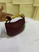 شنطة يد نسائية بوتيقا – الأناقة بتفاصيل فاخرة!