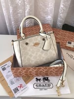 شنطة يد نسائية كوتش منقوشة - حجم متوسط بـ 4 ألوان...