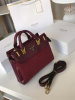 شنطة يد نسائية أنيقة – تصميم عصري ومتعدد الاستخدام