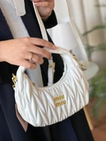 شنطة يد نسائية متوسطة الحجم متعددة الألوان - تصميم...