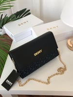 حقيبة يد صغيرة سوداء من DKNY بسلسال ذهبي – ماركة ر...