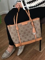 شنطة يد كبيرة مع شوز- طقم توري بورش نسائي