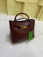 شنطة يد نسائية بوتيقا – الأناقة بتفاصيل فاخرة!