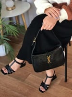 طقم شنط مع شوزات باللون الأسود: الأناقة في أبسط صو...