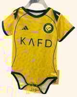 بربتوز مواليد نادي النصر 2026 تصميم أصفر أساسي بخا...