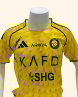 طقم النصر الأساسي 2026 - نسخة اللاعبين (أصفر ملكي)