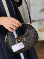 حقيبة كوتش نسائية مدورة – تصميم أنيق بألوان متعددة