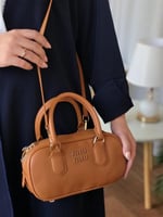 شنطة يد نسائية جلد فاخر – تصميم أنيق باللون الأسود...