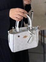 شنطة يد نسائية كوتش منقوشة - حجم متوسط بـ 4 ألوان...