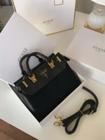 شنطة يد نسائية أنيقة – تصميم عصري ومتعدد الاستخدام