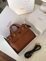 شنطة يد نسائية أنيقة – تصميم عصري ومتعدد الاستخدام