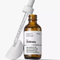 سيروم ألفا أربوتين 2% مع حمض الهيالورونيك لتفتيح ا...