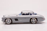GT SPIRIT – 1:18 S-KLUB MERCEDES GULLWING 2021 NAR...