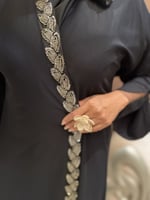 عبايه تطريز ناعم فضي