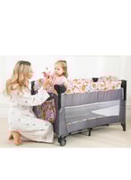 سرير اطفال قابل للطي مع مساحة تخزين سفلية عملية