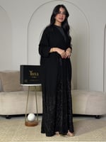 عباية سوداء نص كلوش مطرزة بنقوش نباتية ناعمة.