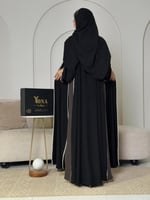 عباية سوداء ناعمة مزينة بكينار أبيض (كروشيه) بتصمي...