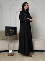 عباية بليزر سوداء فاخرة - مطرزة بشك يدوي (أوراق ال...