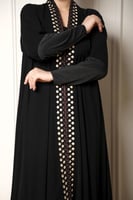 عباية دبل كلوش سوداء فخمة بأكمام استرتش وتطريز هند...