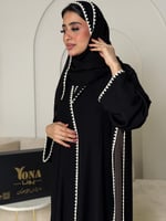 عباية سوداء ناعمة مزينة بكينار أبيض (كروشيه) بتصمي...