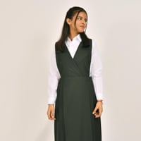 مريول اخضر زيتي بياقة بليزر وزم من الجانبين