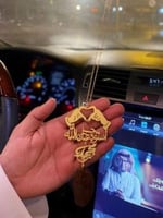 تعليقة كسرة العود شكل قلب يدين