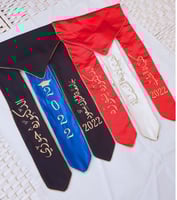 طقم تخرج ‍ وشاح لون أسود مع قبعة تخرج سادة - تطريز...