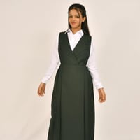 مريول اخضر زيتي بياقة بليزر وزم من الجانبين