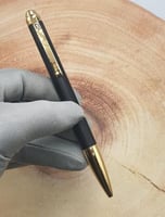 قلم اقنر اسود مع مشبك ذهبي بتصميم مميز