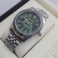 ساعة نيو لآتينا بشعار المملكة الاخضر