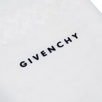 شماغ جيفنشي أبيض كلاسيك إصدار 2023