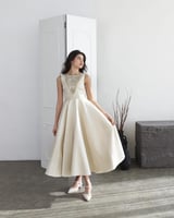 فستان بيج بـ تفاصيل شك مميز