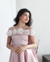 فستان وردي بـ تفاصيل ورد