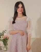 فستان وردي بتطريز اوف وايت