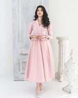 فستان وردي بـ تفاصيل فراشات