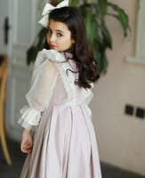 فستان مزين بدانتيل