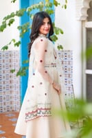 فستان بيج بـ تطريز مميز