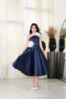 فستان كحلي بـ ورد