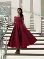 فستان احمر بـ تفاصيل شك بالاكتاف