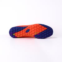 حذاء كرة قدم برتقالي