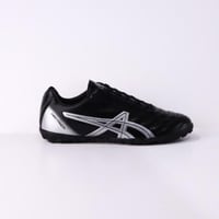 جزمة كرة قدم أسود وفضي هاتريك