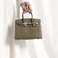 كروك وسط كاكي قفل فضي