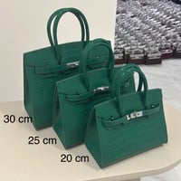 كروك وسط اخضر قفل فضي